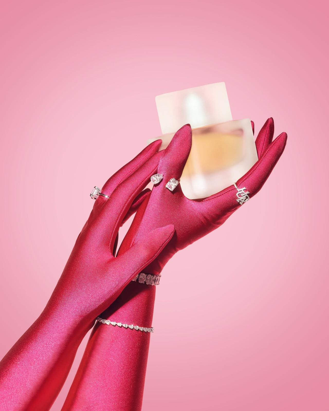 Huda Beauty Easy Bake Intense de volle fles met roze achtergrond